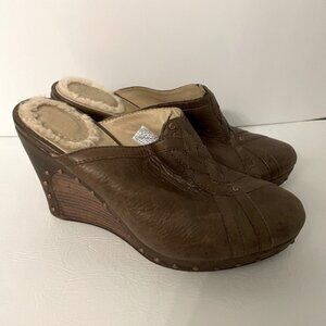 Ugg Australia Abigail Brown Leather Clogs Wedge Sandals Studded Size 7 bin 3D